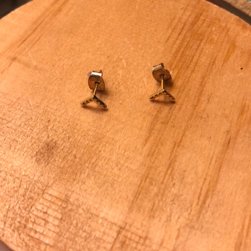 Minimalist gold textured chevron stud earrings